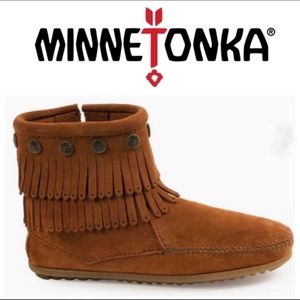 Women’s Minnetonka Double Fringe Side Zip Suede Boot Size 6
